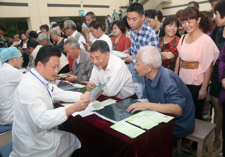 2013年10月，姚明帶領(lǐng)全市醫(yī)院疼痛科專家開展“世界鎮(zhèn)痛日”義診.jpg